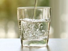 Trinkwasser in einem Glas