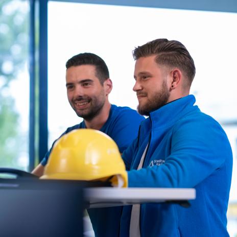 Zwei Kollegen sehen sich etwas gemeinsam an 