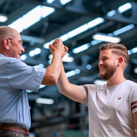 Zwei Führungskräfte geben sich die Hände