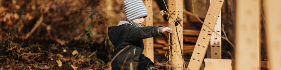 Junge bei der Baumpflanzaktion