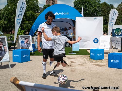 Junge spielt mit einem Fußball