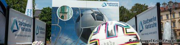 Fußball auf Kunstrasen vor einer Torwand