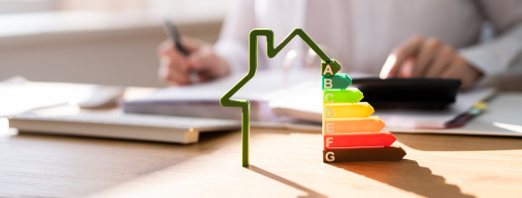 Bunte Energiesparskala mit Schreibtisch im Hintergrund