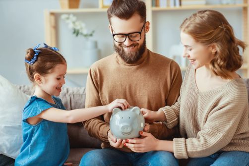 Familie mit Sparschwein