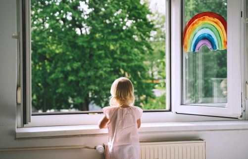 Mädchen am offenen Fenster