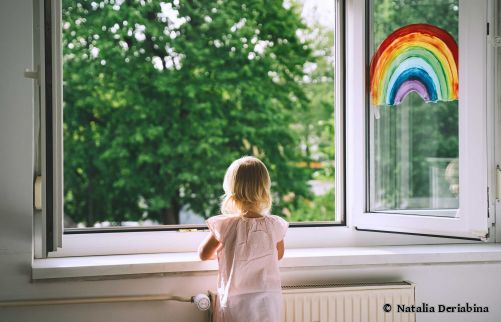 Mädchen am offenen Fenster
