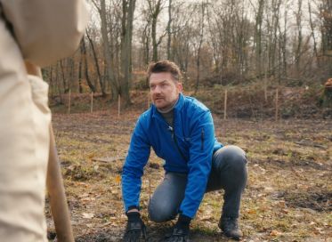Tim Thumulka, Marketingleiter der Stadtwerke Karlsruhe, bei der Baumpflanzaktion Karlsruhe