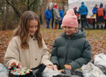 Emma und Maya bei der Baumpflanzaktion Karlsruhe