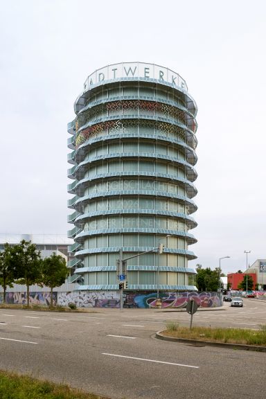 Wärmespeicher mit etwa 40 Meter Höhe und einem Durchmesser von rund 20 Meter