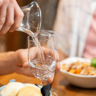 Leitungswasser im Restaurant: Muss es kostenlos sein?