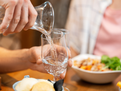 Leitungswasser im Restaurant: Muss es kostenlos sein?
