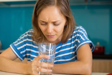 Frau trinkt Wasser