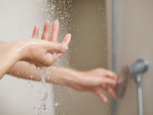 Duschen und Baden im Check: Wie viel Wasser verbraucht man?