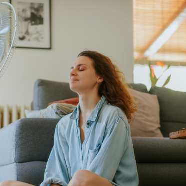 Zimmer abkühlen im Sommer: Ventilator, Hausmittel & mehr