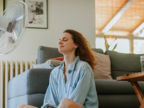 Zimmer abkühlen im Sommer: Ventilator, Hausmittel & mehr