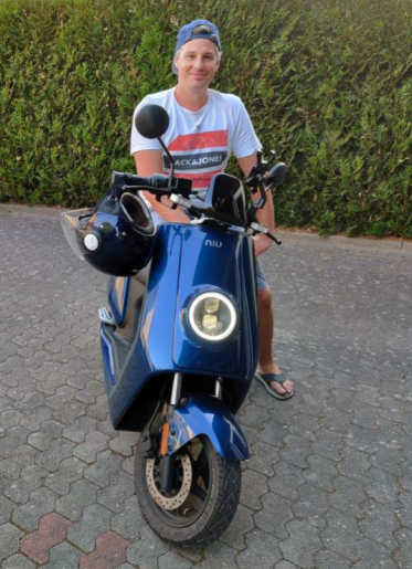 Jens mit seinem NIU NSport in der Blue Billion Sonderedition