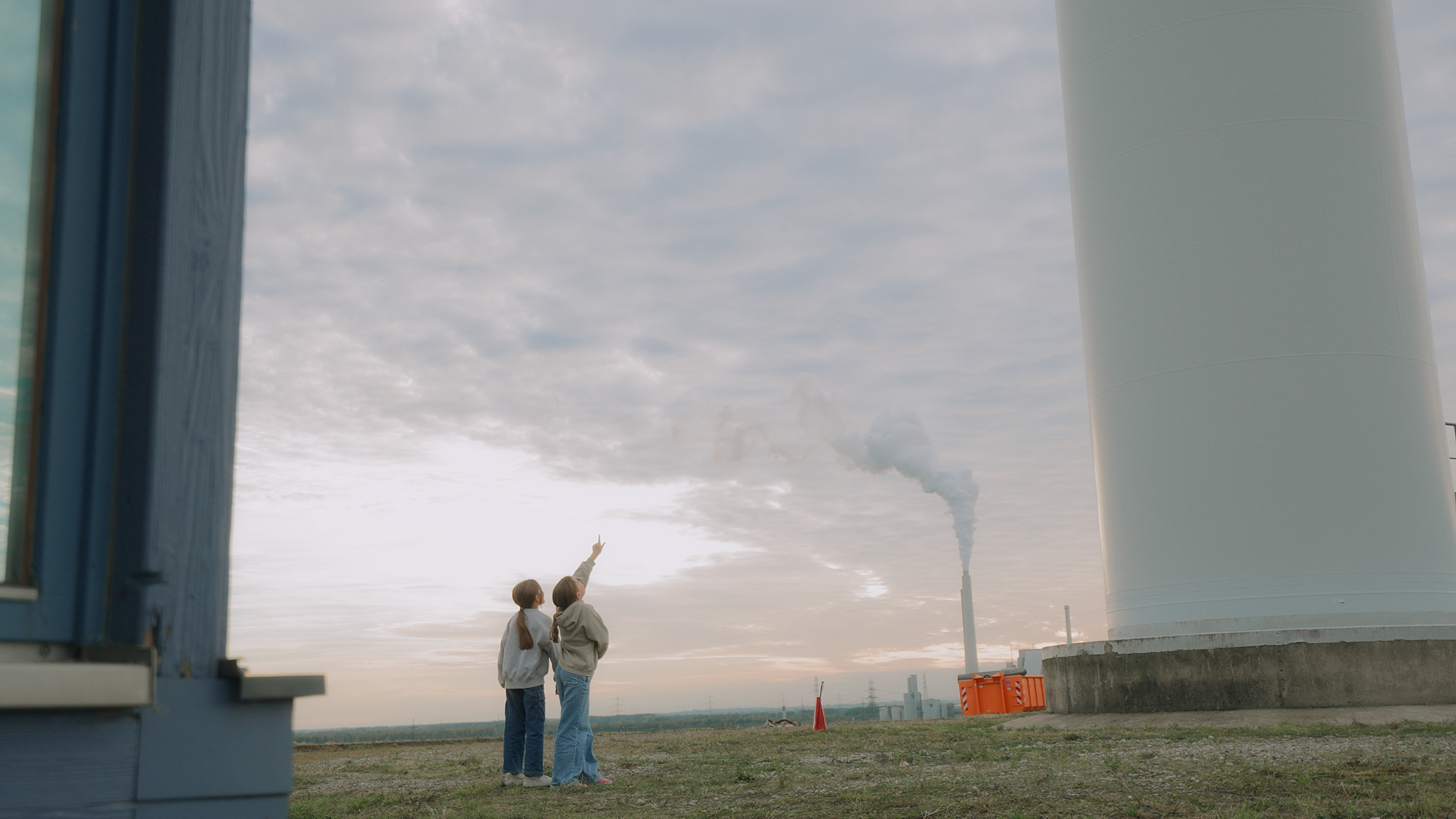 Maja und Emma am Windrad