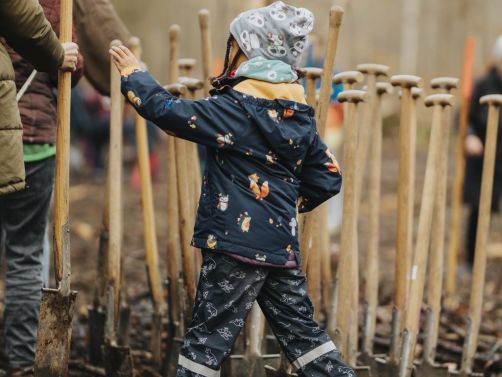 Mädchen bei der Baumpflanzaktion