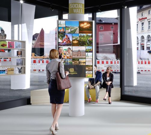 Die Social Wall im Schaufenster Karlsruhe
