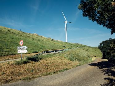 Neben einer Photovoltaik-Anlage erzeugen zwei Windkraftanlagen auf der ehemaligen Mülldeponie nachhaltig Strom.