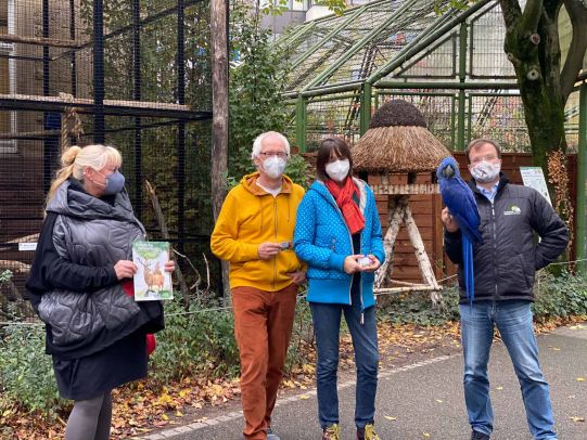 Preisübergabe durch Zoo-Papagei Henry