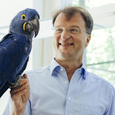 Zoo-Papagei Henry übernimmt Preisübergabe
