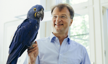 Zoo-Papagei Henry übernimmt Preisübergabe