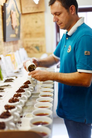 Tee ist nach Trinkwasser das zweitwichtigste Getränk der Welt. Und dem Wein nicht nur in den Geschmacksbeschreibungen ähnlich, denn auch die Teeprobe wird geschlürft.