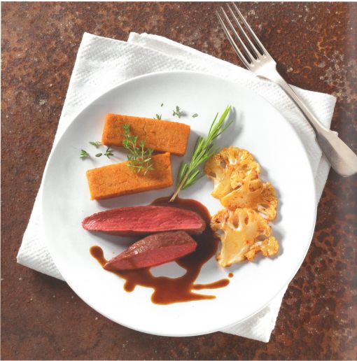 Foto Hirschkalbsrücken mit Dörrobstpolenta und karamellisiertem Blumenkohl