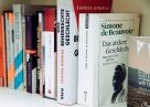 Bücherregal mit feministischen Klassikern und aktuellen Analysen