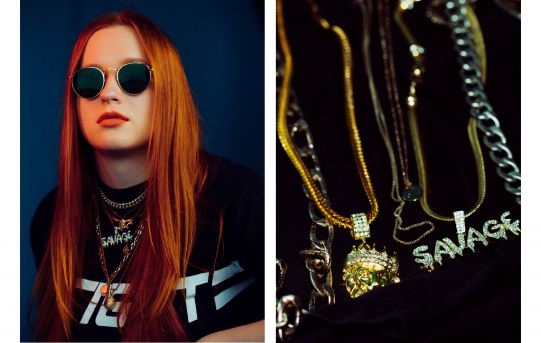 Rapperin Migerra und ihre für ihre Musikszene typischen Panzerkette und funkelnde Steine