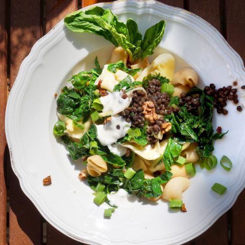 Tortelloni mit Spinatsahne und schwarzem Linsen-Walnuss-Pesto