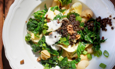 Tortelloni mit Spinatsahne und schwarzem Linsen-Walnuss-Pesto – Rezept
