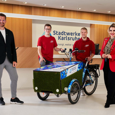 Stadtwerke überreichen Lastenrad an Lieferservice-Startup TheLocalOne