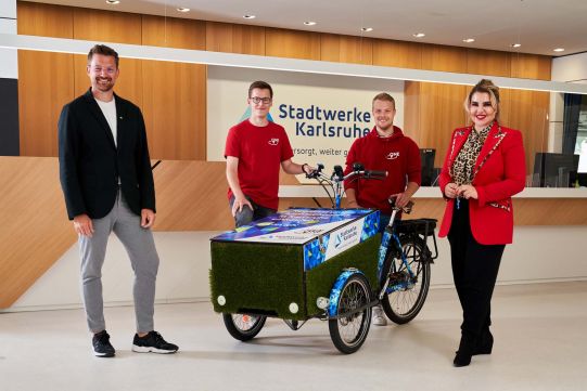 Stadtwerke überreichen Lastenrad an Lieferservice-Startup