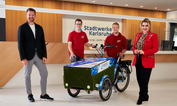 Stadtwerke überreichen Lastenrad an Lieferservice-Startup TheLocalOne