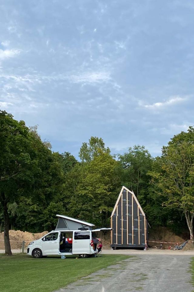 Noch eine Baustelle: Das erste Tiny House auf dem Campingplatz Durlach. Sechs sollen es werden. 21 Quadratmeter, für vier Personen, Holzständerbauweise in Handwerksarbeit – zum Campen und übergangsweise für wohnungssuchende Studierende. Ein nachhaltiger Entwurf der Gewinner*innen des Studierenden-Wettbewerbs der Stadt Karlsruhe und dem KIT: Merve Şimşek und Mena Ghaly.
