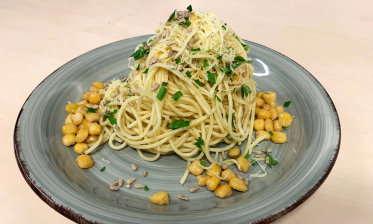 Knoblauchspaghetti mit Platterbsen und frischen Tomaten – Rezept