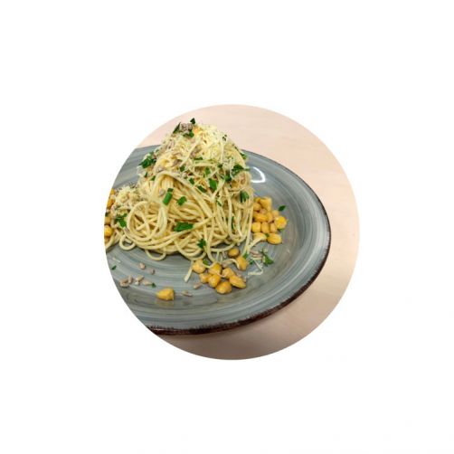 Knoblauchspaghetti mit Platterbsen und frischen Tomaten