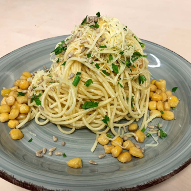 Knoblauchspaghetti mit Platterbsen und frischen Tomaten – Rezept