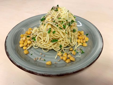 Knoblauchspaghetti mit Platterbsen und frischen Tomaten