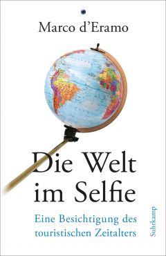 Marco d’Eramo betrachtet unser touristisches Zeitalter, unsere modernen Reisegewohnheiten und deren Auswirkungen auf Las Vegas oder Venedig. Suhrkamp Verlag