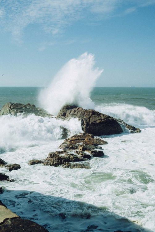 Praia do Carneiro Porto, Portugal, Februar 2018 »Unaufhörlich knallt das Wasser gegen kleine und mittelgroße Felsen. Als ob das Meer atmen würde. Salziges Wasser in der Nase gehört irgendwie dazu, ähnlich wie Sand zwischen den Zehen und der Geruch von Sonnencreme.«