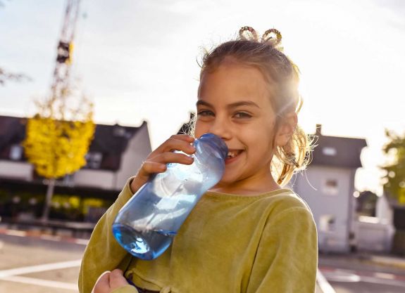 Mädchen mit Trinkflasche