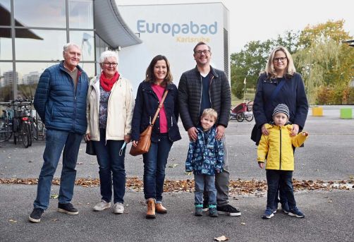 Stadtwerke-Kund*innen vor dem Europabad Karlsruhe