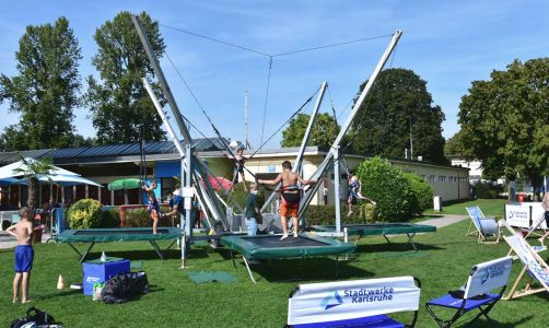 Kinder springen auf Trampolin