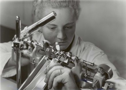 Uhrmacherin am Drehstuhl, PUW, 1960/65