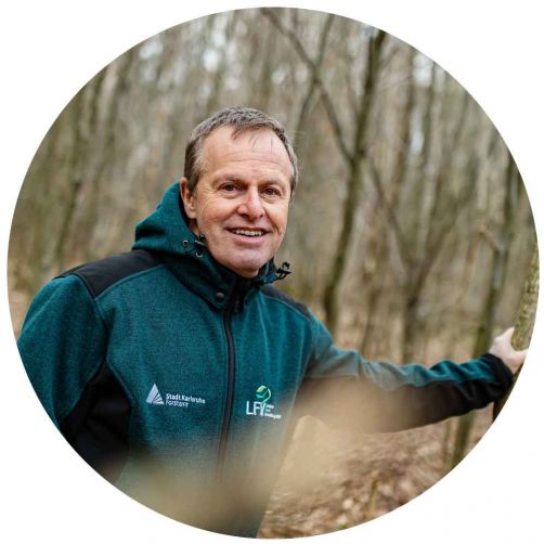 Forstamtsleiter Ulrich Kienzler half dabei, die von den Stadtwerken und ihren Ökostrom-Kund*innen bepflanzte Fläche im Wald wiederzufinden.