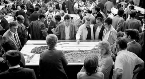 Historisches Foto Menschen stehen um ein Modell des Energiebergs