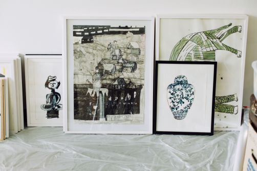 Gerahmte Bilder im Atelier